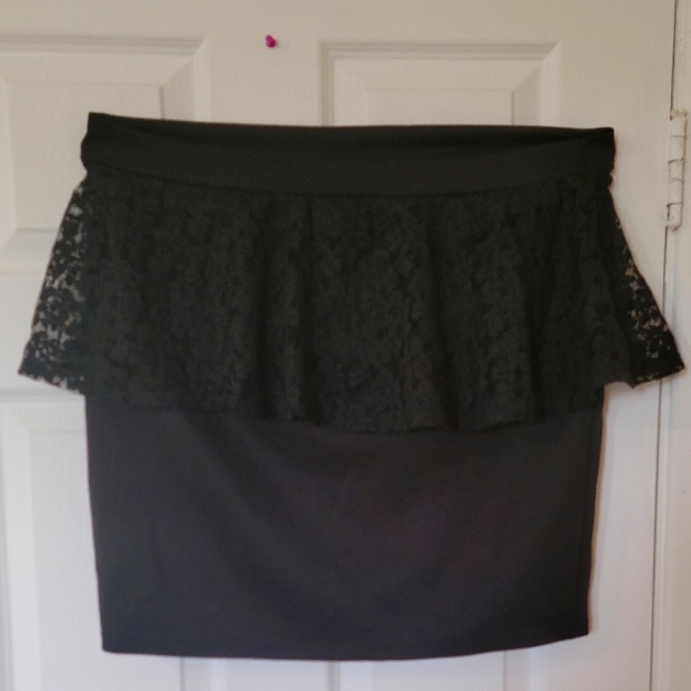 Deb lace skirt